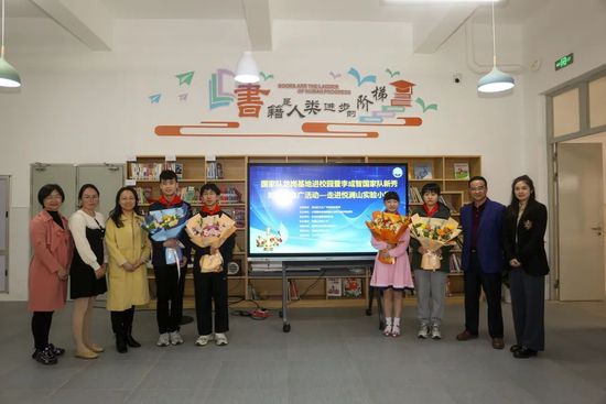 偶然一天，米娜意外闯进了梦境的奇幻乐园，这是一个光怪陆离的国度，有着无数个造梦的舞台，或骑着鲸鱼在空中自由翱翔，或在金灿灿的麦田里感受阳光